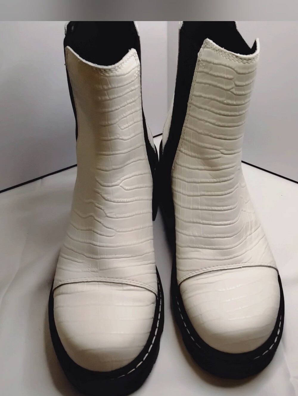 Sorel White Croc-Embossed Chelsea Boots Size 8.5 - EUC